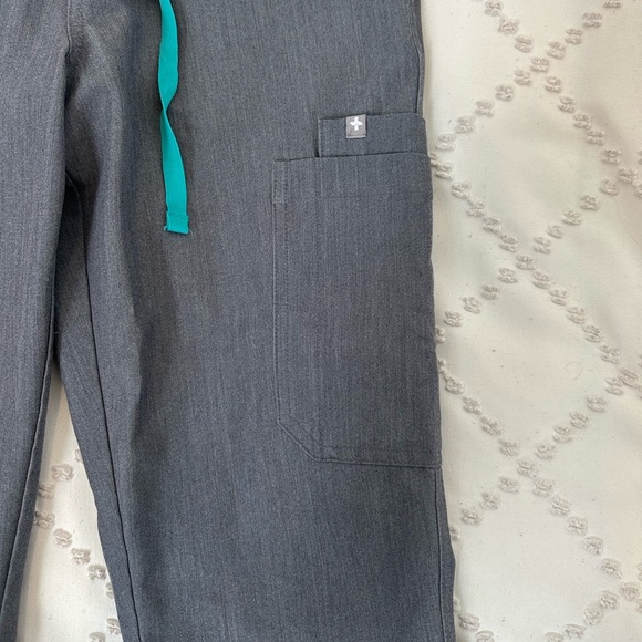 FIGS Graphite Yola Scrub Pants - Picture 5 of 6